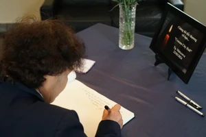 Người dân Hà Nội ghi sổ tang tưởng niệm các nạn nhân trong vụ tấn công khủng bố ở Nga. (Ảnh: TRUNG HƯNG) 