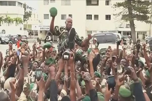 Tư lệnh Lực lượng Vệ binh Cộng hòa Gabon, Tướng Brice Oligui Nguema (giữa). (Hình ảnh chụp qua video: AFP/TTXVN)