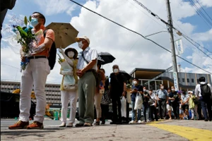 Người dân xếp hàng tưởng niệm ông Abe. (Ảnh: REUTERS)