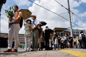 Người dân xếp hàng tưởng niệm ông Abe. (Ảnh: REUTERS)