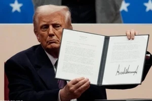 Tân Tổng thống Mỹ Donald Trump ký sắc lệnh sau lễ nhậm chức tại Washington, DC ngày 20/1/2025. (Ảnh: Getty Images/TTXVN)