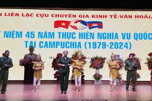 Tiết mục biểu diễn văn nghệ tại gặp mặt. (Ảnh: qdnd.vn)