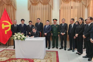 Đồng chí Nguyễn Thanh Nghị ghi sổ tang. 