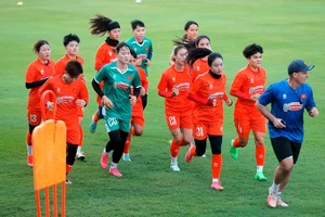 Thầy trò HLV Mai Đức Chung hội quân chuẩn bị cho mục tiêu mới. Ảnh | VFF 