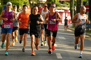 Một buổi sáng thứ bảy bên Hồ Gươm của cộng đồng Chay365. 