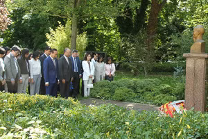 Tượng Chủ tịch Hồ Chí Minh ở công viên Montreau, thành phố Montreau.