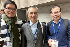 TS Vũ Minh Ngọc (ngoài cùng, bên trái) và các nhà khoa học Việt Nam bên lề một hội thảo quốc tế. Ảnh | NVCC