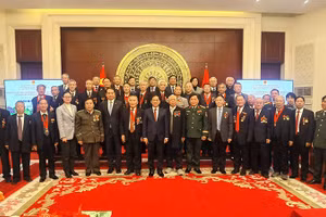 Ông Trương Văn Bân và các cựu chiến binh Trung Quốc tại hoạt động tri ân của Bộ Quốc phòng Việt Nam tổ chức tháng 12/2024 tại Bắc Kinh. Ảnh | NVCC