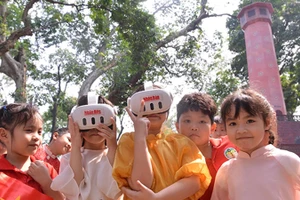 Tới với Triển lãm, tất cả khách tham quan đều háo hức trải nghiệm công nghệ thực tế hỗn hợp để tìm hiểu rõ hơn về Hà Nội với những cột mốc lịch sử đáng nhớ.