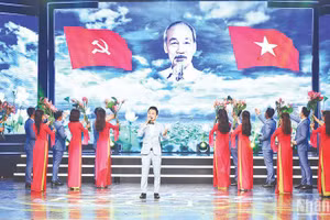 Chương trình biểu diễn nghệ thuật tại Lễ trao giải thưởng sáng tác, quảng bá tác phẩm văn học, nghệ thuật, báo chí về chủ đề “Học tập và làm theo tư tưởng, đạo đức, phong cách Hồ Chí Minh”.Ảnh | TRẦN HẢI