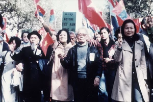 Kiều bào tại Pháp ăn mừng miền nam được giải phóng, đất nước được thống nhất tại Quảng trường Basitille ở thủ đô Paris ngay trong ngày 30/4/1975. Ảnh | LÊ TẤN XUÂN