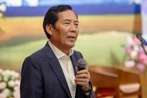 Nhà thơ Thuận Hữu chia sẻ về tuyển thơ Nhặt dọc đường. Ảnh | THỦY NGUYÊN