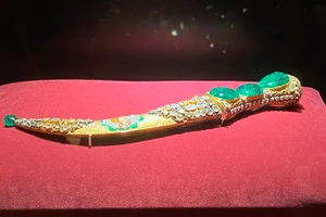Con dao găm “Topkapi Emerald” nổi tiếng, với phần chuôi gắn ba viên ngọc lục bảo Columbia cỡ lớn và phần vỏ bằng vàng nạm đá quý. 