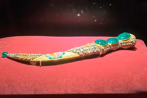 Con dao găm “Topkapi Emerald” nổi tiếng, với phần chuôi gắn ba viên ngọc lục bảo Columbia cỡ lớn và phần vỏ bằng vàng nạm đá quý. 