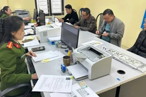 Công an phường Mộc Sơn (thị xã Mộc Châu, Sơn La) nêu cao tinh thần phục vụ nhân dân.