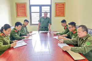 Công an xã Thống Nhất họp bàn trao đổi công việc.