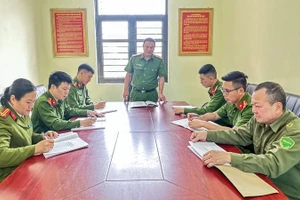 Công an xã Thống Nhất họp bàn trao đổi công việc.