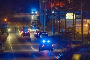 Hàng trăm cảnh sát đang truy tìm nghi phạm xả súng tại thành phố Lewiston. (Ảnh: AP)