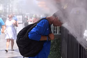 Người đàn ông làm mát cơ thể trong thời tiết nắng nóng gay gắt tại thành phố Las Vegas, Mỹ, ngày 17/7/2023. (Ảnh: Reuters)