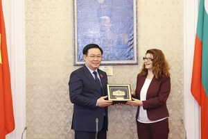 Chủ tịch Quốc hội Vương Đình Huệ tặng quà lưu niệm Chủ tịch Nhóm Nghị sĩ của Đảng Gerb-UDF Desislava Atanasova. (Ảnh: TTXVN) 