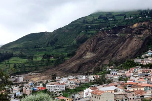 Sạt lở đất sau trận mưa lớn tại Alausi, Ecuador, ngày 27/3/2023. (Ảnh: Reuters)