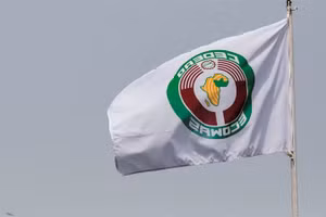 Cờ của ECOWAS tại nơi diễn ra hội nghị thượng đỉnh của tổ chức này ở Ghana, tháng 3/2022. (Ảnh: Reuters)