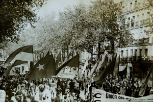 [Ảnh] Chính giới và dư luận Pháp ủng hộ cuộc đấu tranh chính nghĩa của Việt Nam