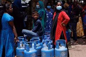 Người dân xếp hàng để mua gas tại Colombo, Sri Lanka, ngày 23/5/2022. (Ảnh: Reuters)