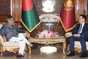 Chủ tịch Quốc hội Vương Đình Huệ hội kiến Tổng thống Bangladesh Mohammed Shahabuddin. (Ảnh: TTXVN)