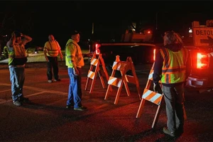 Hàng rào bảo vệ được thiết lập trong lúc cảnh sát làm việc chung quanh Trường trung học Lisbon, thành phố Lewiston, bang Maine, ngày 26/10/2023. (Ảnh: Reuters)
