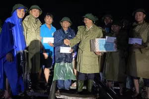 Phó Tổng Giám đốc Tổng Công ty Đường sắt Việt Nam Trần Anh Tuấn trực tiếp có mặt tại hiện trường, chỉ đạo các lực lượng khắc phục sự cố, động viên công nhân, người lao động nỗ lực thông đường trong thời gian sớm nhất.