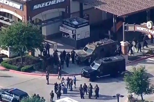 Cảnh sát ứng phó với vụ xả súng tại trung tâm mua sắm Allen Premium Outlets, ngày 6/5/2023. (Ảnh: Reuters)