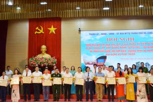 Đồng chí Vũ Quyết Tiến, Ủy viên Ban Thường vụ Tỉnh ủy, Bí thư Thành ủy Hạ Long trao Giấy khen cho các tập thể có thành tích tiêu biểu trong phong trào thi đua đặc biệt chào mừng kỷ niệm 60 năm thành lập tỉnh.