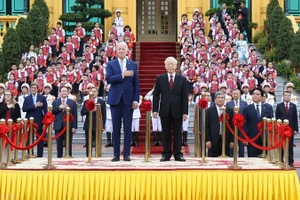 Tổng Bí thư Nguyễn Phú Trọng và Tổng thống Hoa Kỳ Joe Biden trên bục danh dự, thực hiện nghi thức chào cờ. (Ảnh: TTXVN) 