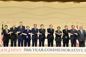 Các nhà lãnh đạo Nhật Bản và ASEAN chụp ảnh chung trước giờ khai mạc Hội nghị Cấp cao Kỷ niệm 50 năm quan hệ ASEAN-Nhật Bản.