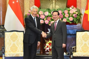 Chủ tịch nước Võ Văn Thưởng và Thủ tướng Singapore Lý Hiển Long tại buổi tiếp. (Ảnh: THỦY NGUYÊN)