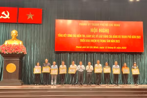 Khen thưởng các đơn vị thực hiện tốt công tác kiểm tra, giám sát năm 2022.