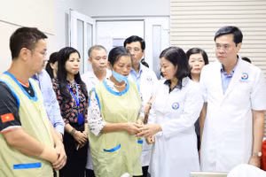 Lãnh đạo thành phố Hà Nội và quận Hoàng Mai thăm hỏi, động viên gia đình nạn nhân vụ cháy. 