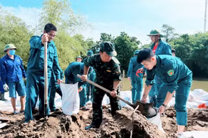 Lực lượng chức năng huyện Thanh Trì khẩn trương khắc phục sự cố. 