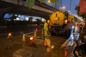 Công nhân Công ty Thoát nước Hà Nội sẵn sàng ứng trực tại các điểm thường xuyên xảy ra ngập úng. 