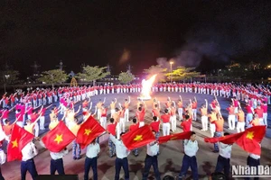 Đoàn viên thanh niên Vùng 3 Hải quân đồng diễn 5 vũ điệu tập thể. (Ảnh: ĐÌNH TĂNG)