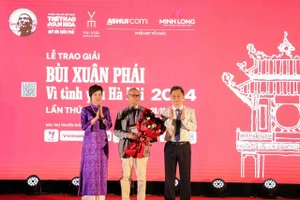 KTS Hoàng Đạo Kính nhận Giải thưởng Lớn - Vì tình yêu Hà Nội đúng dịp kỷ niệm 70 năm Ngày Giải phóng Thủ đô. Ảnh | HÀ NAM