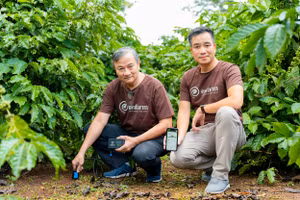 TS Hồ Long Phi và CEO Nguyễn Đỗ Dũng (phải) - “cha đẻ” của giải pháp công nghệ bón phân thông minh. Nguồn | Enfarm