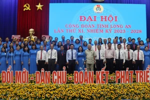 Ban Chấp hành Liên đoàn Lao động tỉnh Long An khóa XI, nhiệm kỳ 2023-2028 chụp hình lưu niệm với lãnh đạo Tổng Liên đoàn Lao động Việt Nam cùng lãnh đạo tỉnh qua các thời kỳ.