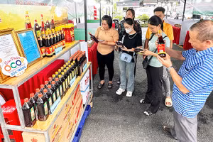 Khách hàng chọn mua sản phẩm OCOP tại siêu thị.