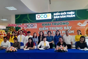 Các doanh nghiệp ký kết với Bưu điện tỉnh Long An việc đưa hàng giới thiệu, bán sản phẩm OCOP tại điểm bán hàng của Bưu điện. 