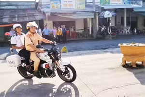 Cảnh sát giao thông dùng xe chuyên dụng đưa thí sinh kịp thời đến điểm thi.