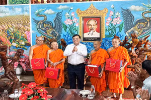 Tặng quà cho Hội Đoàn kết sư sãi yêu nước tỉnh Sóc Trăng.