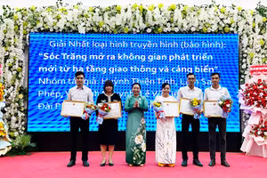 Trao giải nhất báo chí tỉnh Sóc Trăng năm 2024.