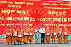 Tặng quà cho các sư sãi trong buổi họp mặt.